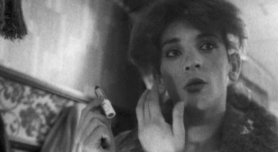 A femminielli does her makeup.